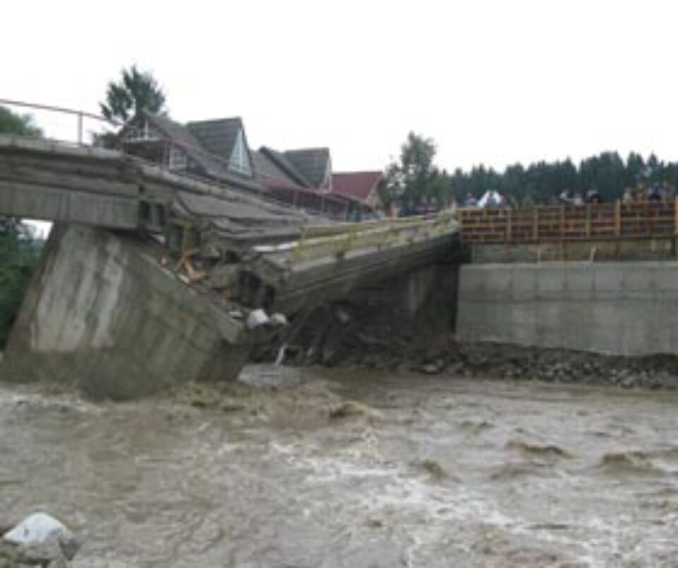 Circulația pe E 576, prin Vama, nu va fi reluată mai devreme de două săptămâni Circulația pe E 576, prin Vama, nu va fi reluată mai devreme de două săptămâni