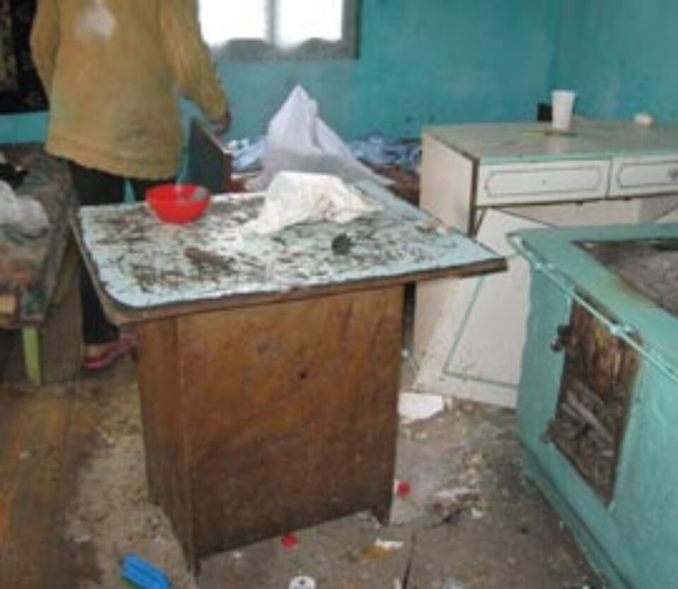 Condiţiile greu de imaginat în care trăiau cei şapte copii din Putna