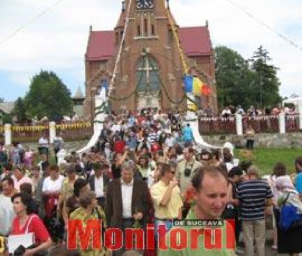 Pelerinii iesind de la Liturghie