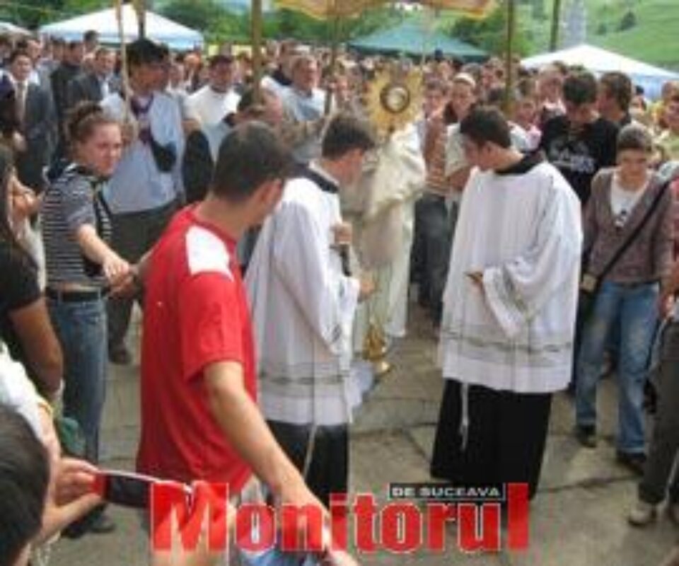 Mii de credincioși în pelerinaj la Sanctuarul Maicii Domnului din Cacica Mii de credincioși în pelerinaj la Sanctuarul Maicii Domnului din Cacica