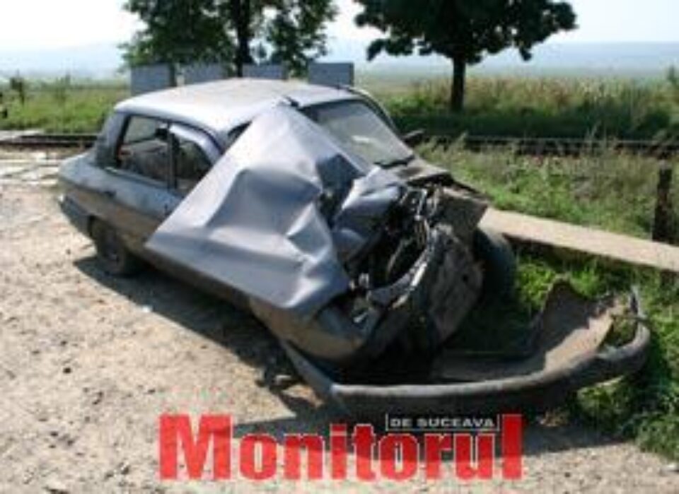 Dacie distrusă de tren, la intrare în Verești Dacie distrusă de tren, la intrare în Verești