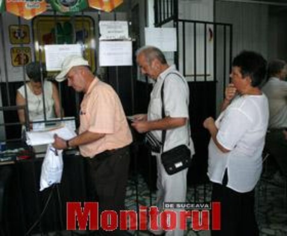 Sucevenii stau la coadă ca să joace la loto Sucevenii stau la coadă ca să joace la loto