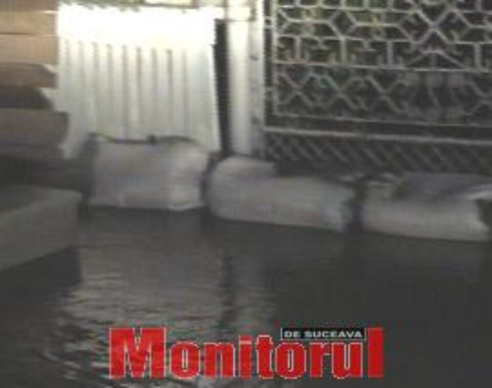 Un mort și peste 1400 de persoane izolate, din cauza ploilor