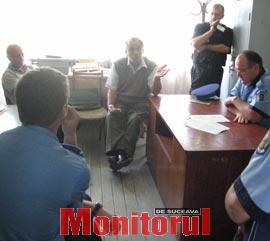 Poliţiştii încercând să aplaneze conflictul