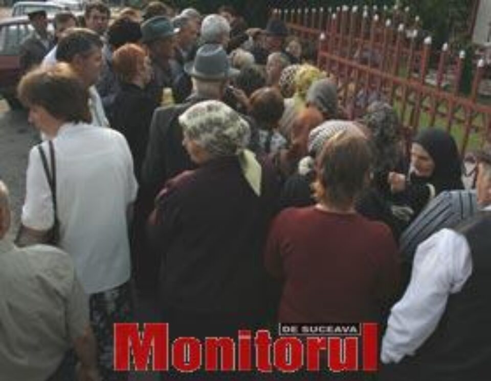 Sute de bătrâni, cu noaptea în cap în stradă în speranța că vor primi 100 de lei Sute de bătrâni, cu noaptea în cap în stradă în speranța că vor primi 100 de lei