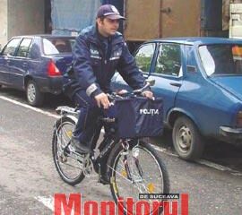 Biciclete cu girofar ale Poliției, priponite de gard