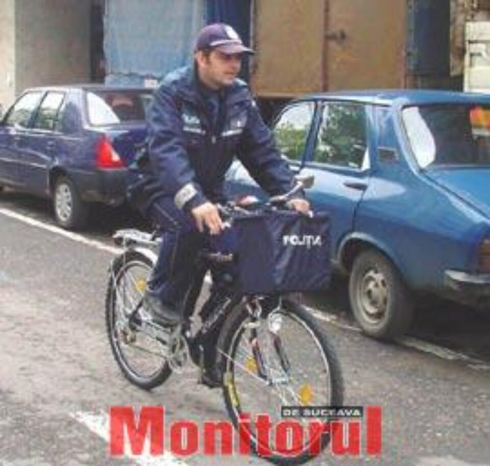 Biciclete cu girofar ale Poliției, priponite de gard