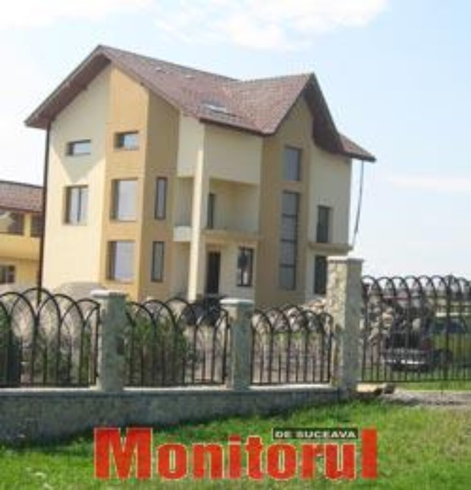 Până şi gardul domeniului lui Adrian Căşuneanu (foto medalion) a costat o mică avere