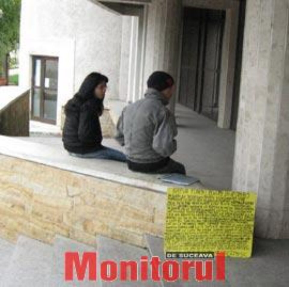 Cei doi tineri protestează la intrarea în Primărie Cei doi tineri protestează la intrarea în Primărie