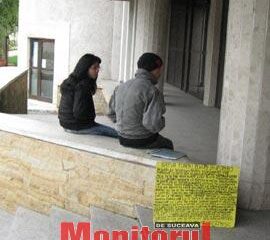 Cei doi tineri protestează la intrarea în Primărie