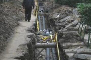 Grămezile de pământ și șanțurile, parte din peisajul de zi cu zi al Sucevei