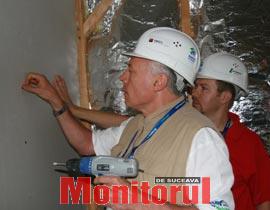 Ministrul Borbely a făcut „kaláka” pe șantierul Euro2007Habitat Build de la Rădăuți