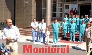Băsescu a ieşit din spital însoţit de soţia sa şi de membrii echipei medicale