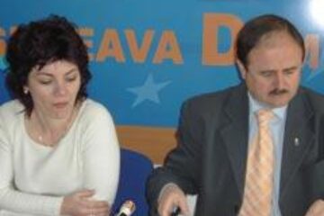 Consilierii democraţi Monica Săndulescu şi Niculai Barbă