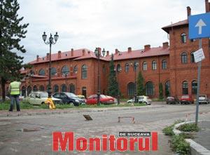 Parcarea de la Gara Burdujeni a fost „ferecată” cu lanţul de la vacă