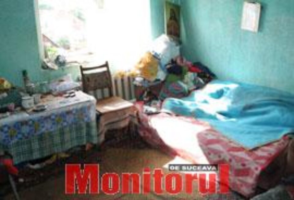 Copiii locuiau într-o garsonieră fără apă, căldură şi energie electrică, fiind lăsaţi singuri dezbrăcaţi şi flămânzi Copiii locuiau într-o garsonieră fără apă, căldură şi energie electrică, fiind lăsaţi singuri dezbrăcaţi şi flămânzi