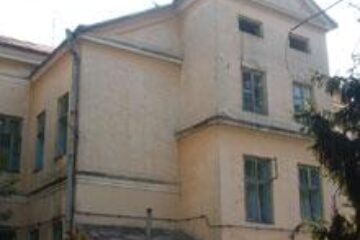 Spitalul vechi, un edificiu secular care marchează trecutul urbei