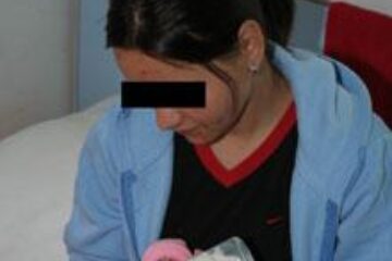 Mamele cu copii din flori, renegate de propriile familii