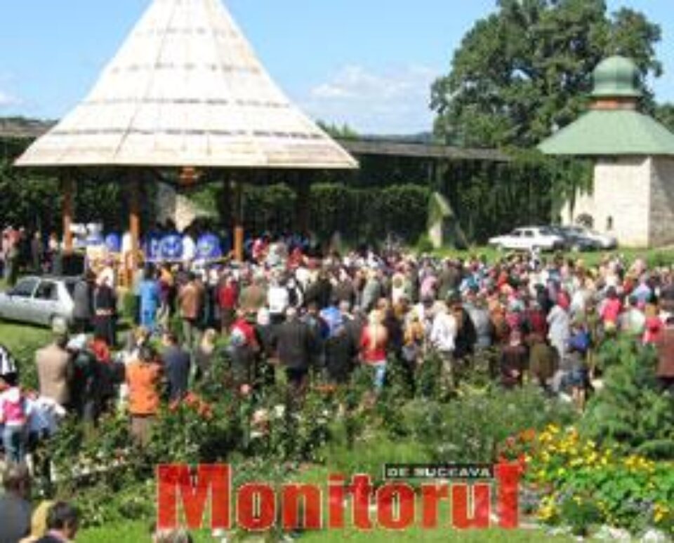 Sute de credincioşi au fost prezenţi ieri la hramul Mănăstirii Râşca Sute de credincioşi au fost prezenţi ieri la hramul Mănăstirii Râşca