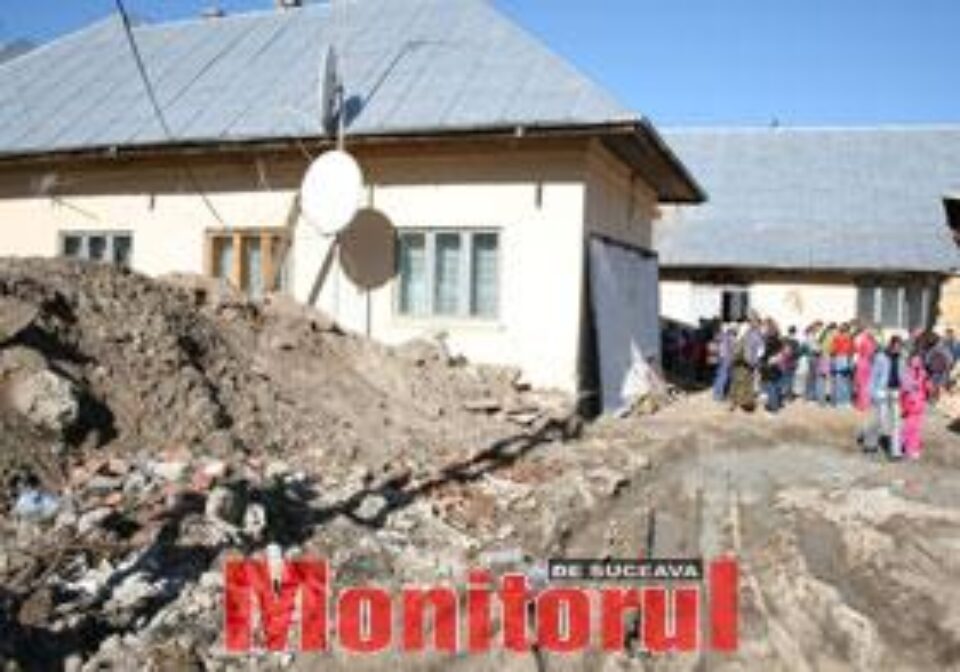 În curtea şcolii din Băişeşti, munţi de pământ