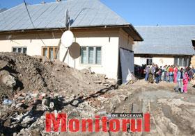 În curtea şcolii din Băişeşti, munţi de pământ