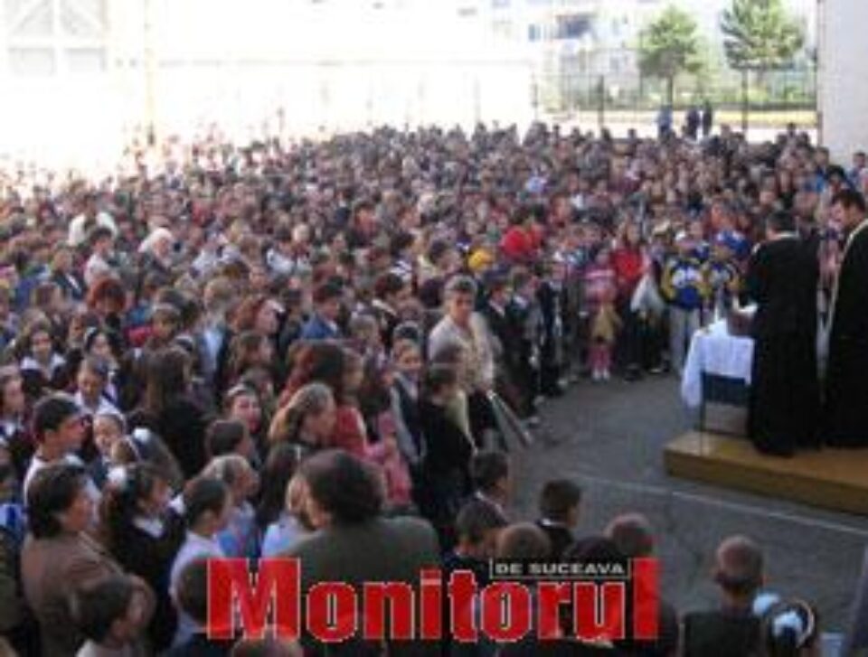 Mulţime de elevi şi părinţi la începerea anului şcolar la Şcoala Generalală Nr. 11
