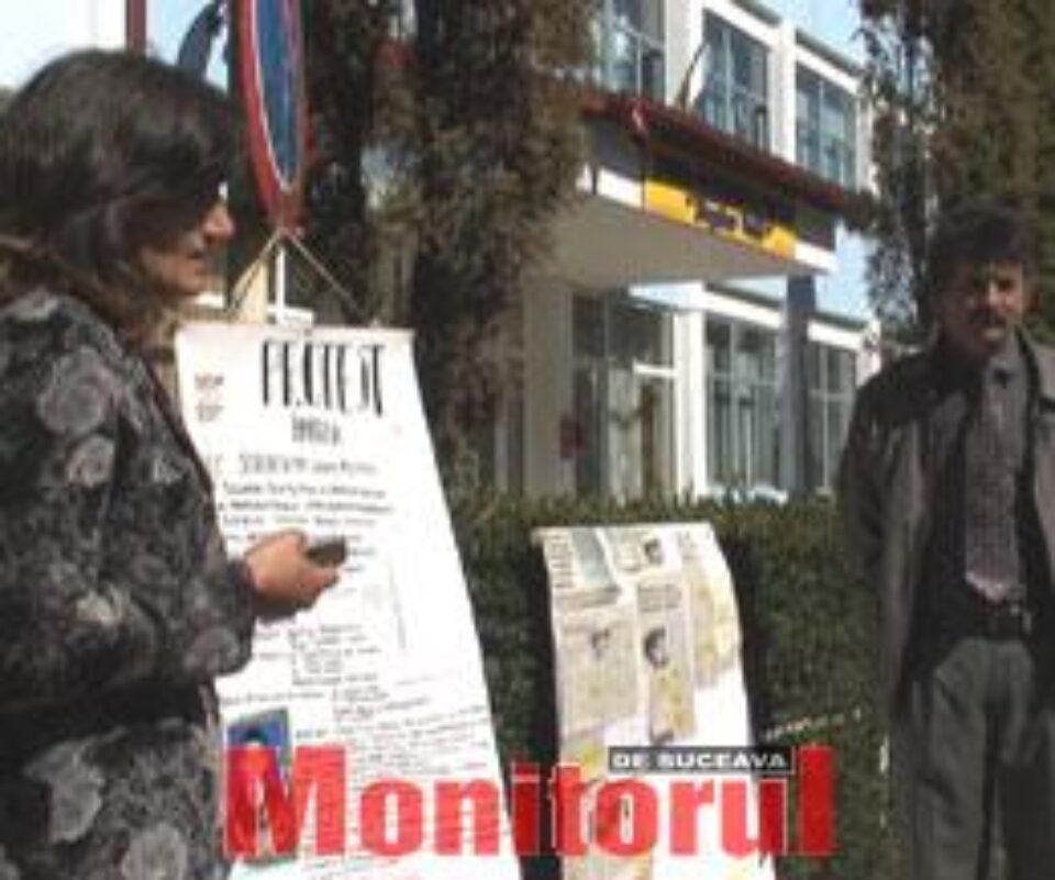 Protest în fața Școlii „Bogdan Vodă” din Rădăuți Protest în fața Școlii „Bogdan Vodă” din Rădăuți