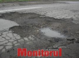 În spital și cu mașina distrusă din cauza unui crater din asfalt