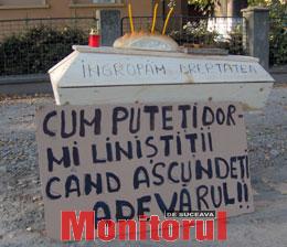 Cruci și sicriu pentru Justiția câmpulungeană