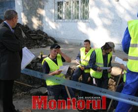 Muncitorii nu poartă căşti de protecţie şi mănuşi