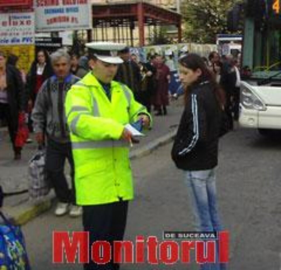 Pietonii care trec strada aiurea, luați ca din oală de polițiști Pietonii care trec strada aiurea, luați ca din oală de polițiști