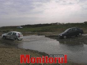Șoferi obligați să circule prin apă după închiderea unui pod