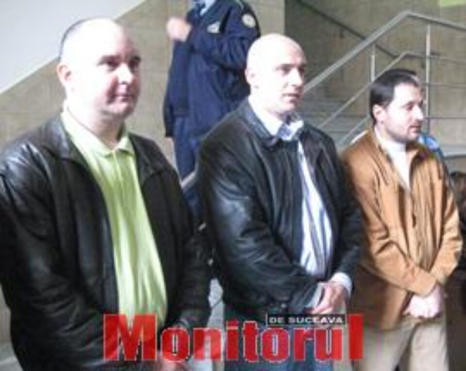 Dorin Blaga, cel cu cheile, la vernisajul de la Tribunalul Suceava