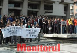 Peste 300 de elevi au mărșăluit pe străzile Sucevei