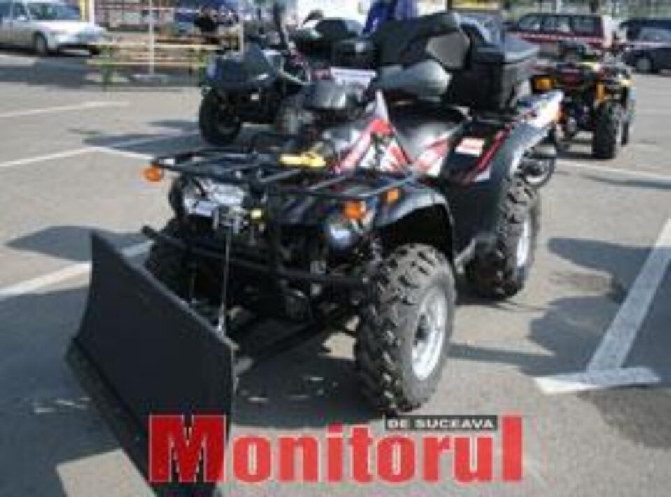 Sute de mașini, scoase la vânzare în parcarea Selgros