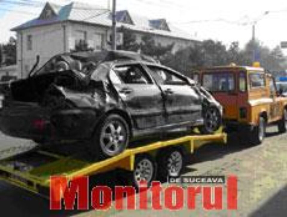 O mașină făcută zob, plimbată de polițiști prin Suceava O mașină făcută zob, plimbată de polițiști prin Suceava