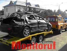 O mașină făcută zob, plimbată de polițiști prin Suceava