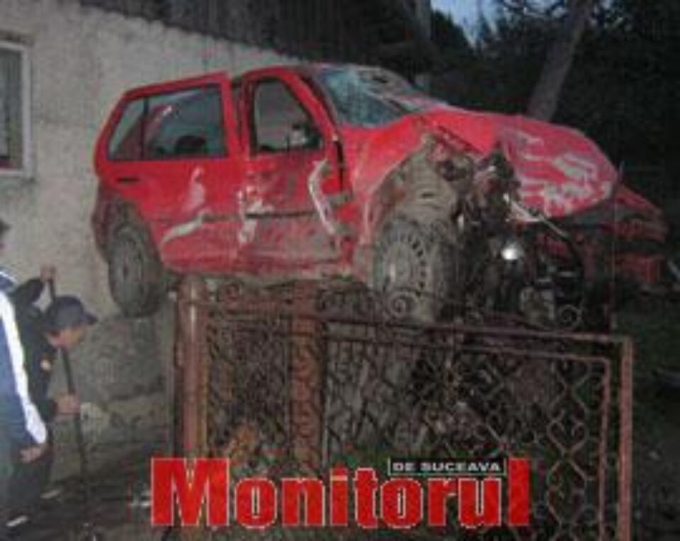 Patru răniți, după ce o mașină s-a cocoțat pe gardul unei casei