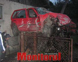 Patru răniți, după ce o mașină s-a cocoțat pe gardul unei casei