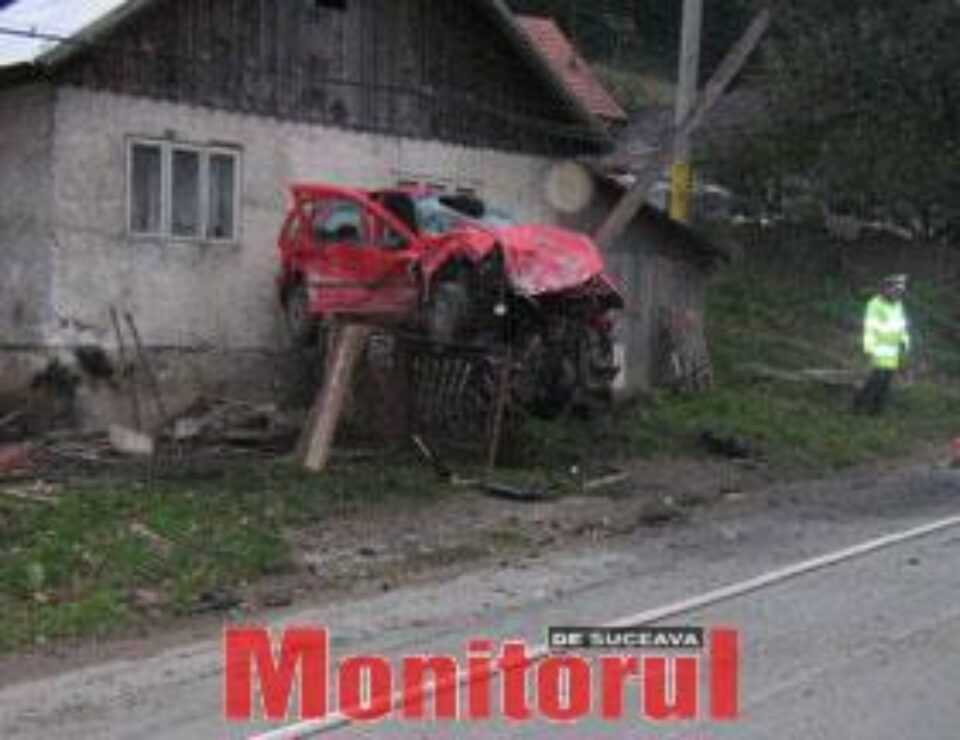Patru răniți, după ce o mașină s-a cocoțat pe gardul unei casei
