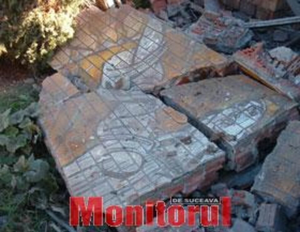 Mozaicul monumental, transformat în moloz Mozaicul monumental, transformat în moloz
