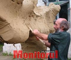 Sculptorul Mircea Dăneasă realizând modelajul în lut
