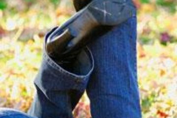 „Culoarea jeanşilor devine din ce în ce mai închisă. Nu se poartă blugii roz şi nici cei verzi, culorile de bază sunt gri şi negru”, spun stiliştii