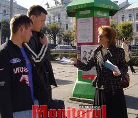 Loreta Cauteş împărţind pliante în Cernăuţi