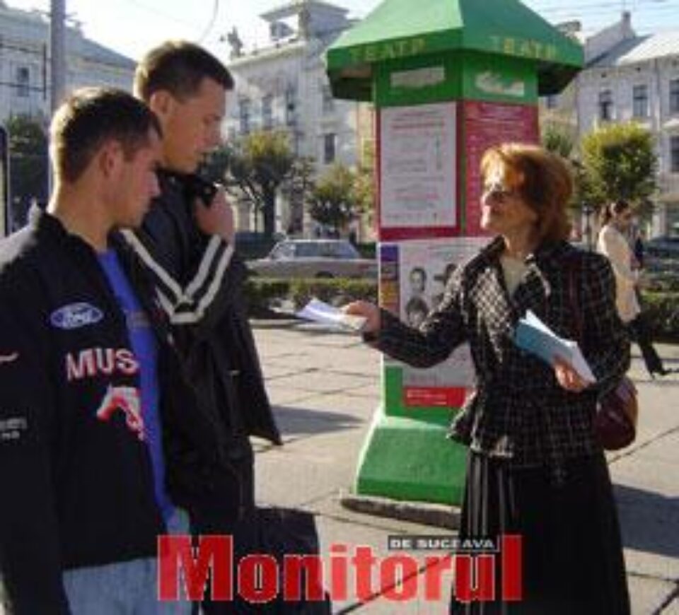 Loreta Cauteş împărţind pliante în Cernăuţi