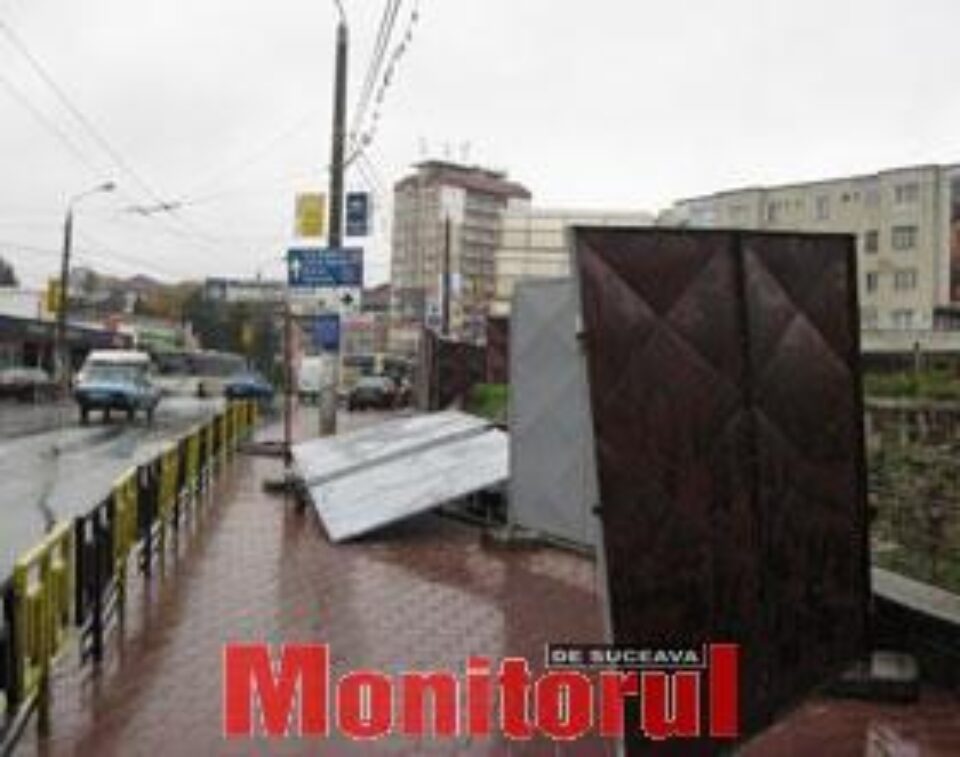 Panouri aruncate în stradă de o rafală de vânt Panouri aruncate în stradă de o rafală de vânt