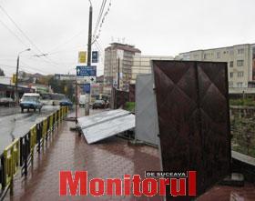 Panouri aruncate în stradă de o rafală de vânt