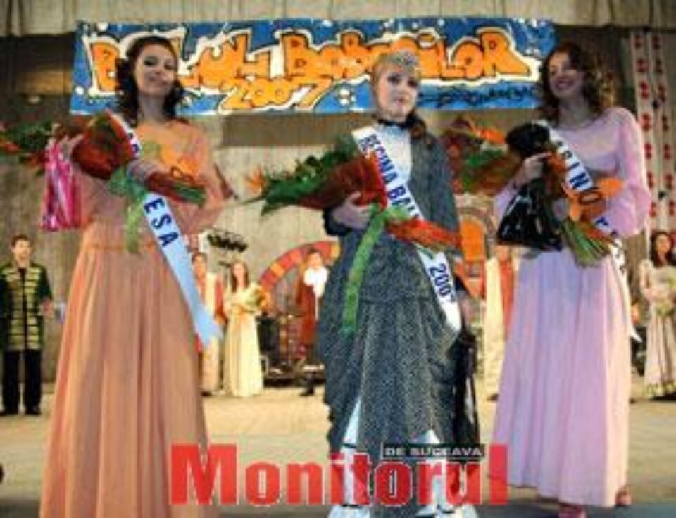 Olivia Cîrţu, prinţesă, Andreea Hofman, regina Balului, şi Adelina Apăvăloaie, principesă Olivia Cîrţu, prinţesă, Andreea Hofman, regina Balului, şi Adelina Apăvăloaie, principesă