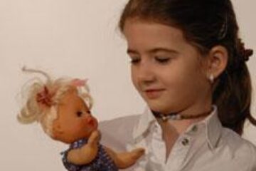 O alta fetita privindu-si creatia