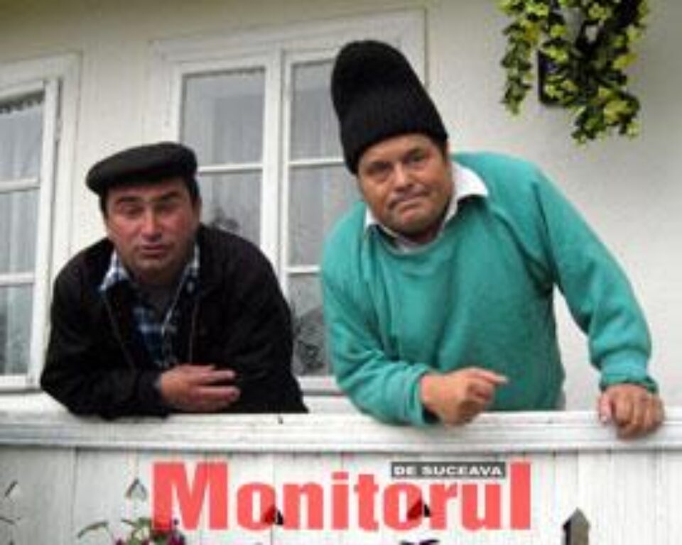 Nicolae Duceag (dreapta), discutând despre europarlamentare în cerdacul casei